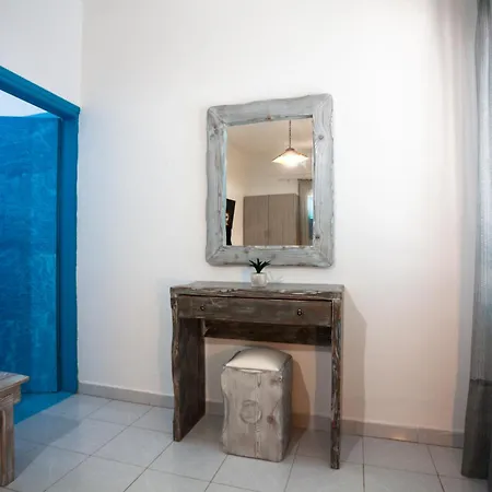 Stella's Place, Vlichada