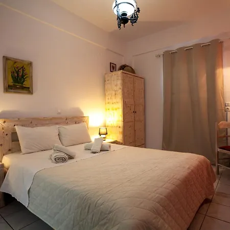 Stella's Place, Vlichada Konukevi