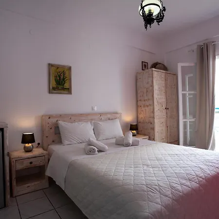 Stella's Place, Vlichada בית הארחה 4*