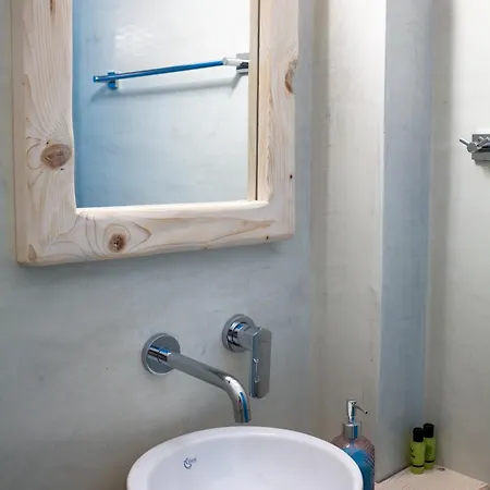 Stella's Place, Vlichada Vlychada