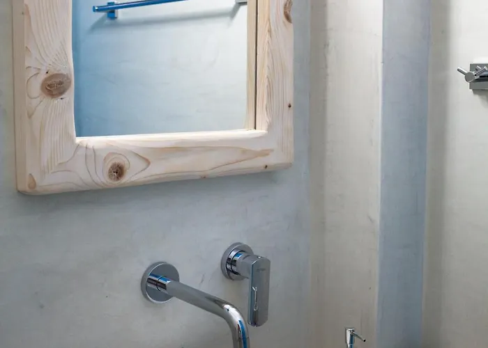 Stella's Place, Vlichada Vlychada